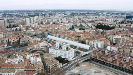 Montpellier-Bahnhof-Luftdrohnenansicht-Stadtzentrum.-Bewölkter-Tag,-Seltene-Aussicht
